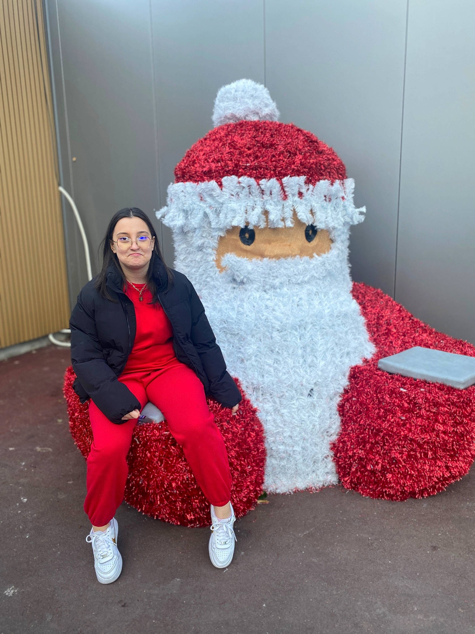 Giulia a rejoint le concours — aidez-le/la à gagner de superbes lots ! art, boot, carmine, christmas, event, fur, happy, hat, holiday, human_body, human_leg, knee, lap, person, pink, plant, santa_claus, stuffed_toy, thigh, tree