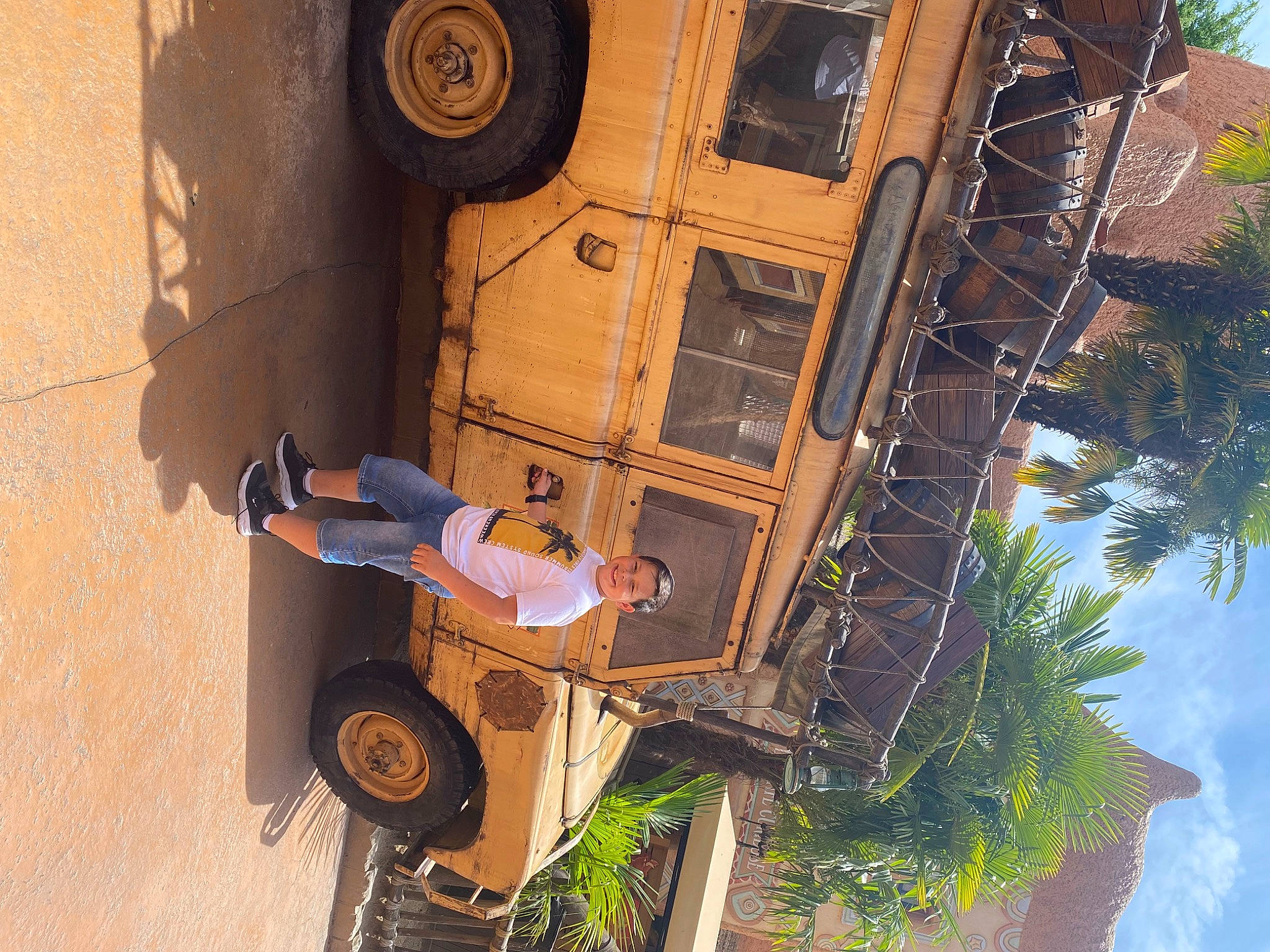 Denis a rejoint le concours — aidez-le/la à gagner de superbes lots ! auto_part, automotive_exterior, automotive_tire, automotive_wheel_system, car, fender, jeans, joy, mode_of_transport, motor_vehicle, person, plant, rolling, sky, tire, tread, tree, vehicle, vehicle_door, wheel