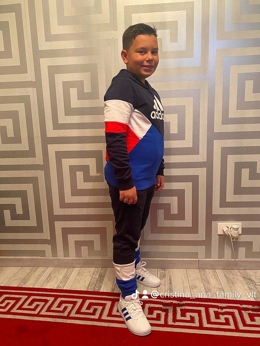 Denis a rejoint le concours — aidez-le/la à gagner de superbes lots ! cool, denim, electric_blue, fashion_design, floor, flooring, happy, human_leg, jersey, joy, knee, leg, pattern, person, shoe, sleeve, smile, sportswear, t_shirt, textile