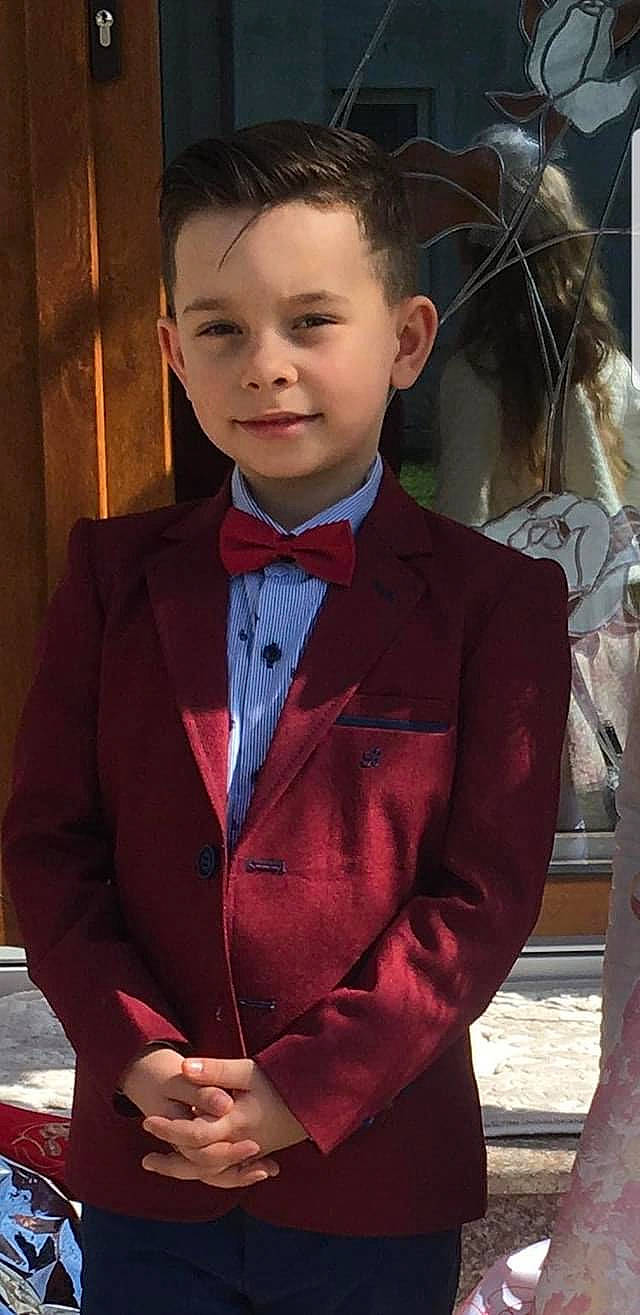Denis a rejoint le concours — aidez-le/la à gagner de superbes lots ! beauty, blazer, bow_tie, button, chin, collar, dress_shirt, electric_blue, event, facial_expression, fashion_accessory, fashion_design, formal_wear, human, neck, person, sleeve, suit, tie, uniform