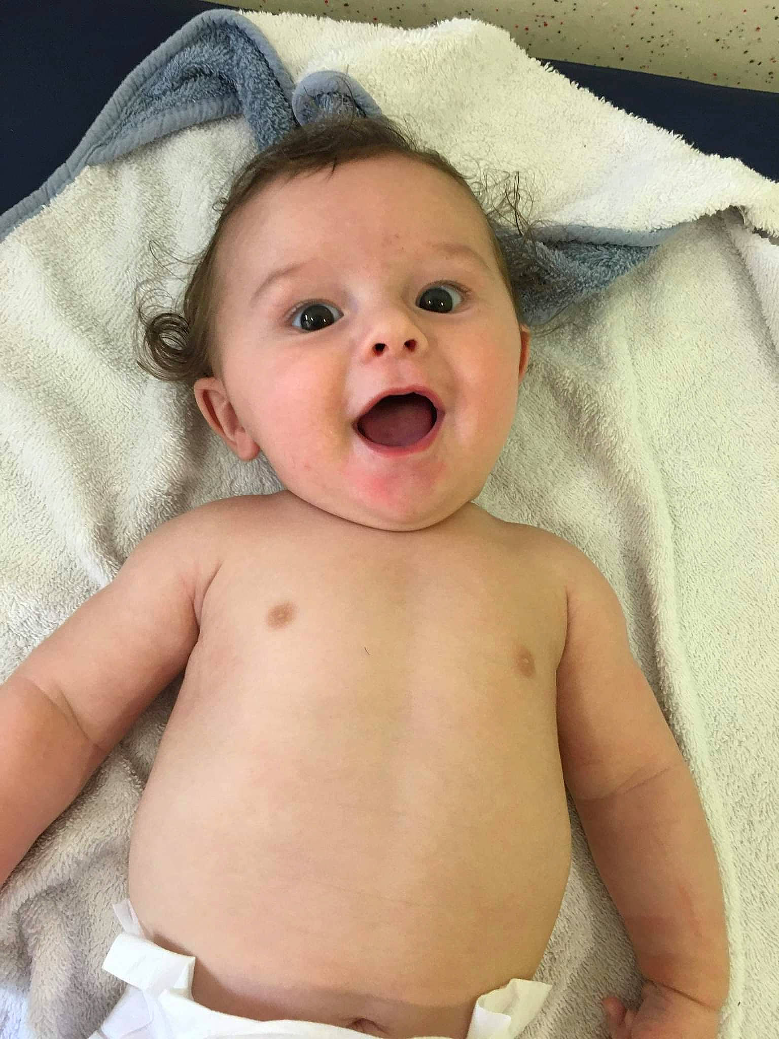 Mayron a rejoint le concours — aidez-le/la à gagner de superbes lots ! baby, cheek, chin, comfort, eye, eyebrow, finger, happy, head, human_body, iris, lip, mouth, neck, nose, person, skin, smile, surprise, textile