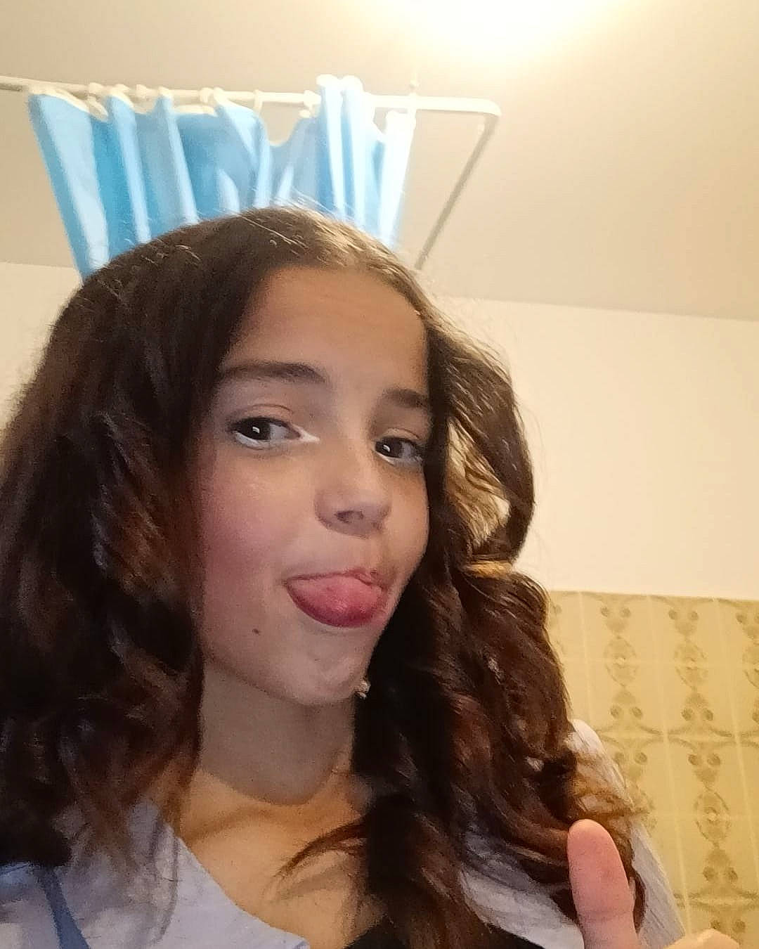 Loubna a rejoint le concours — aidez-le/la à gagner de superbes lots ! black_hair, cheek, chin, ear, eye, eyebrow, eyelash, face, forehead, gesture, hair, happy, head, iris, jaw, layered_hair, lip, neck, person, skin