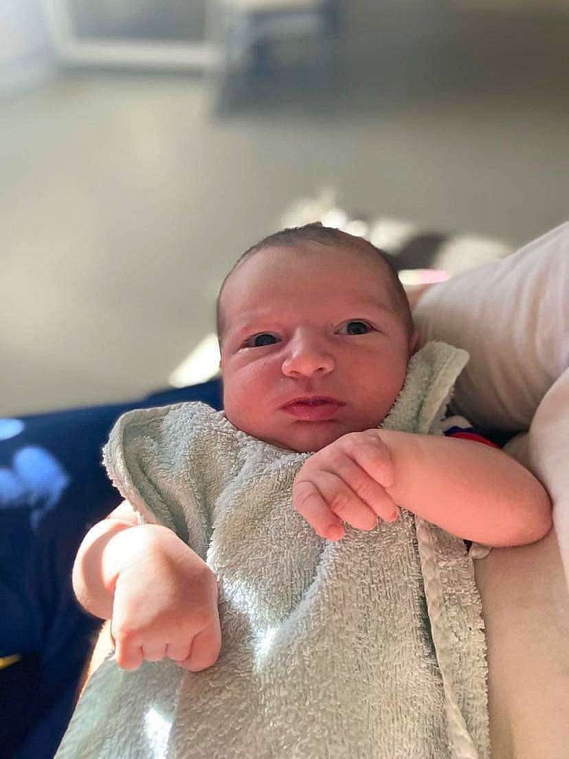 Mayann a rejoint le concours — aidez-le/la à gagner de superbes lots ! baby, baby_toddler_clothing, cheek, child, comfort, elbow, eyebrow, finger, gesture, iris, lip, mouth, nail, person, sitting, sleeve, thumb, toddler