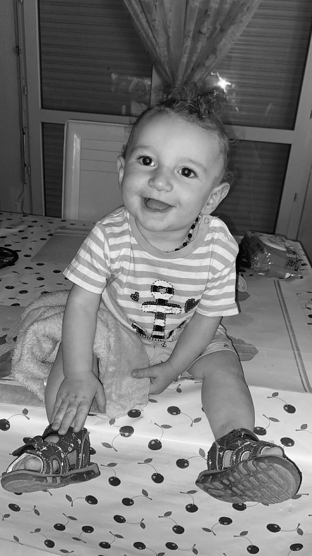 Mayann a rejoint le concours — aidez-le/la à gagner de superbes lots ! baby, baby_toddler_clothing, black, black_and_white, child, flooring, fun, hairstyle, happy, head, joy, monochrome, monochrome_photography, pattern, person, photograph, smile, snapshot, standing, style