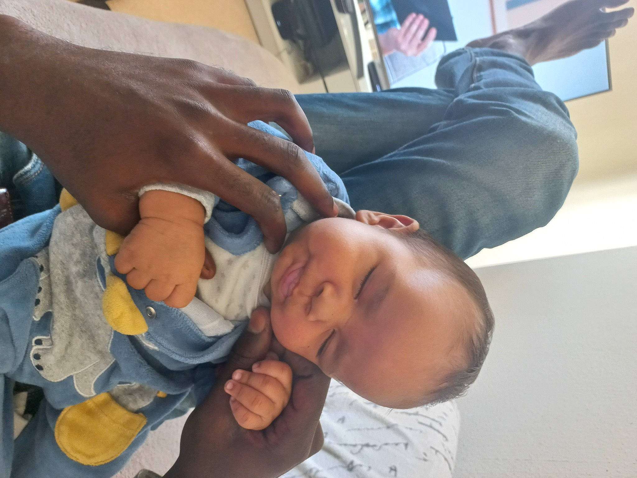 Kyliane participe au concours pour gagner de l'argent avec cette photo : arm, baby, baby_toddler_clothing, cheek, child, ear, elbow, eyelash, finger, gesture, hand, happy, joint, mouth, nail, nose, person, skin, thumb, toddler