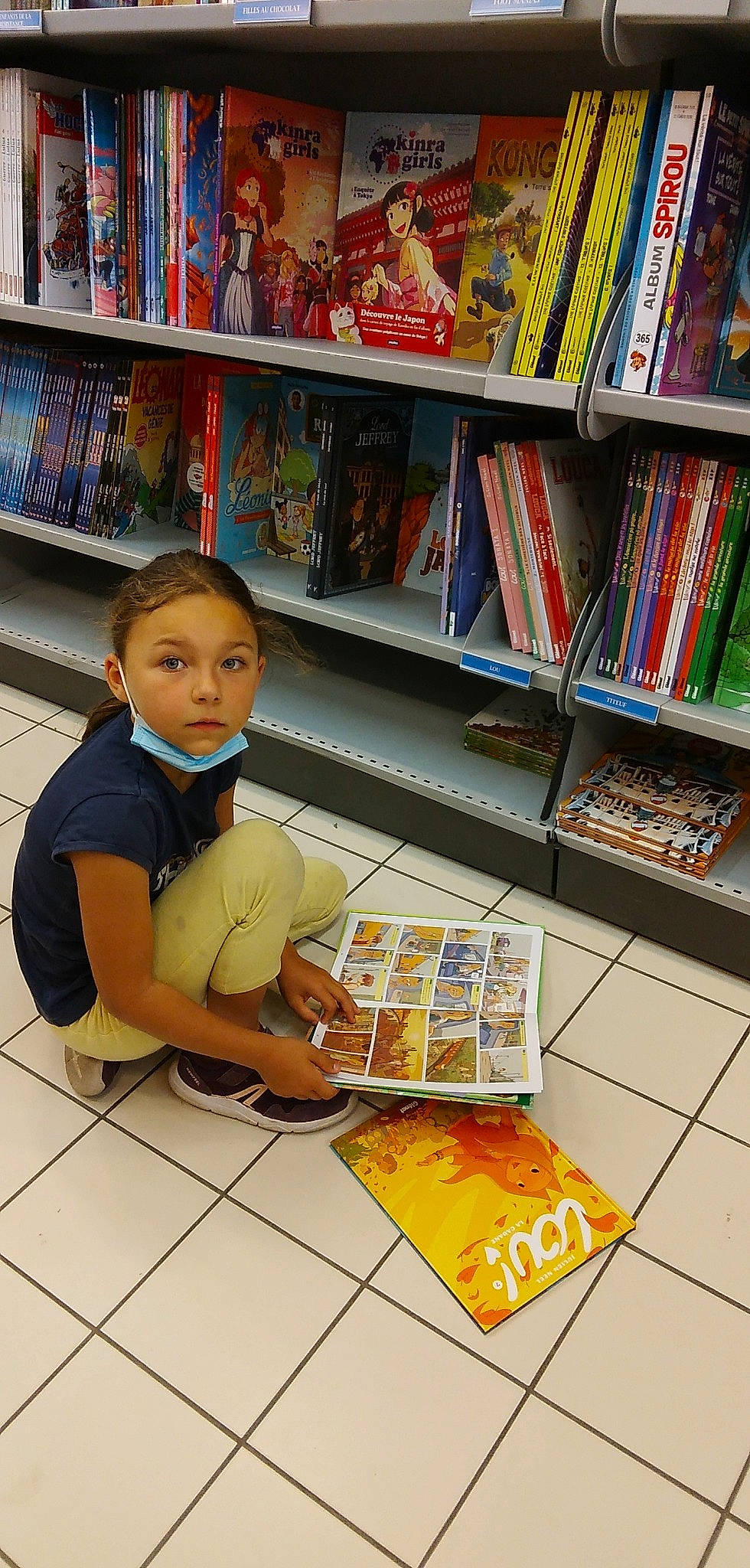 Louna a rejoint le concours — aidez-le/la à gagner de superbes lots ! book, bookcase, child, collection, convenience_store, customer, flooring, fun, leisure, library, person, play, public_library, publication, recreation, retail, room, shelf, shelving, shopping