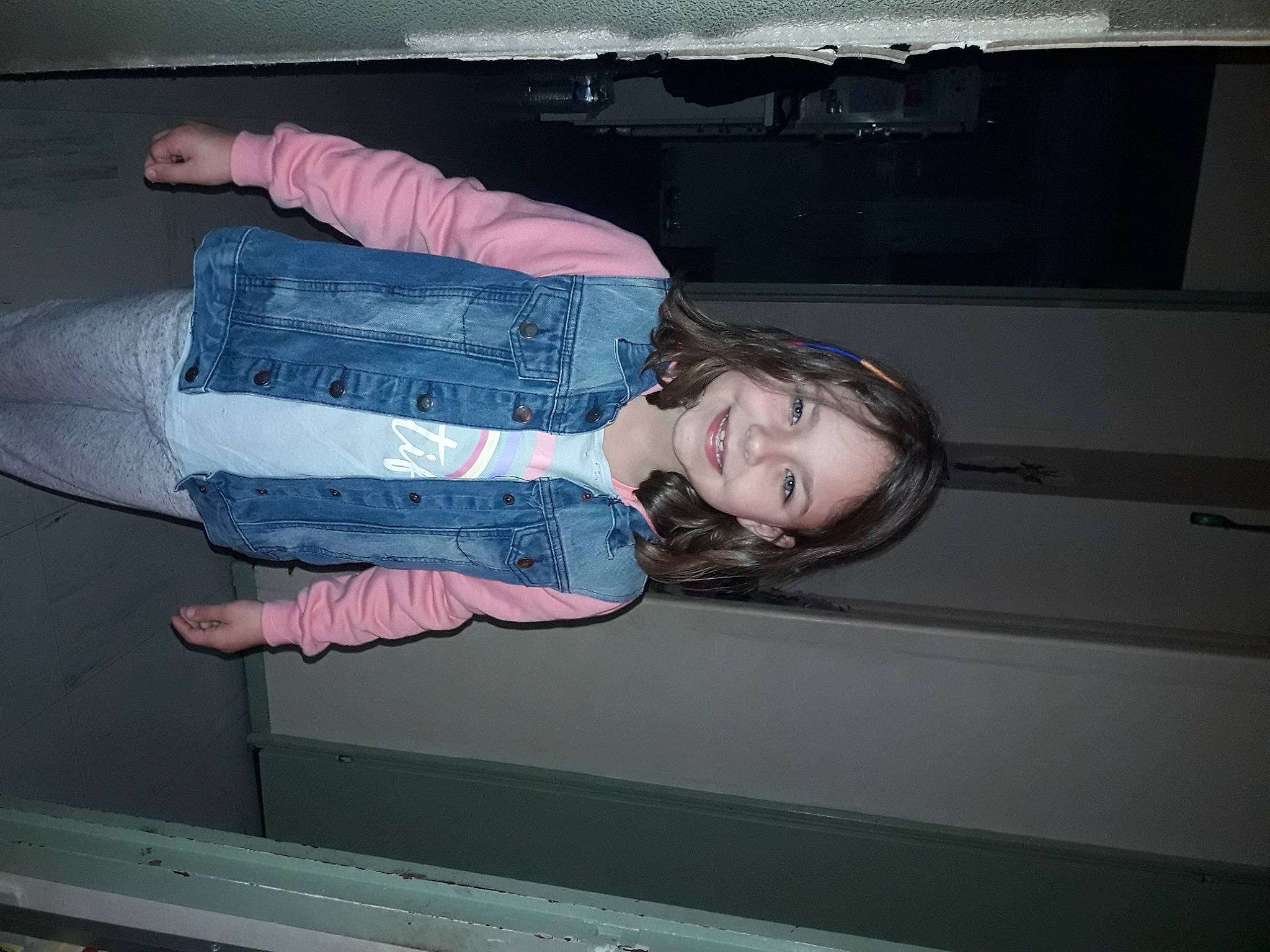 Louna participe au concours pour gagner de l'argent avec cette photo : comfort, electric_blue, flash_photography, fun, joy, person, sitting, wrist