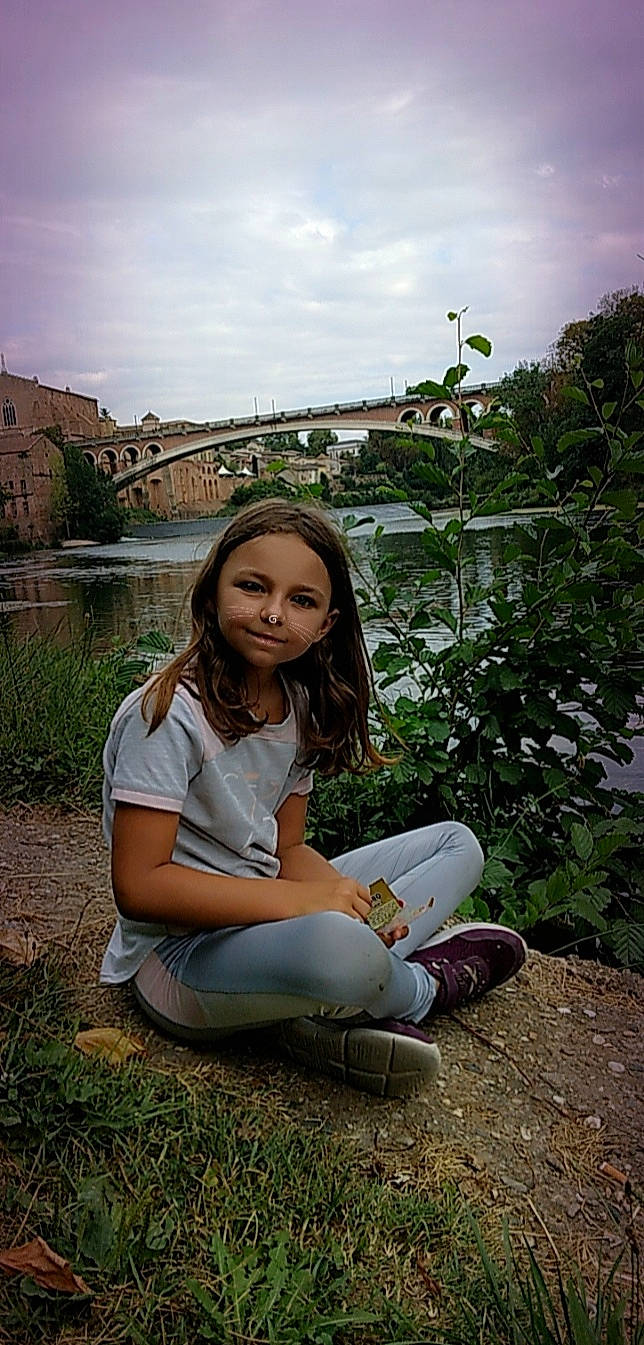Louna participe au concours pour gagner de l'argent avec cette photo : black_hair, cloud, flash_photography, grass, grass_family, grassland, happy, human_leg, knee, leisure, long_hair, morning, nature, people_in_nature, person, plant, sky, sneakers, summer, sunlight