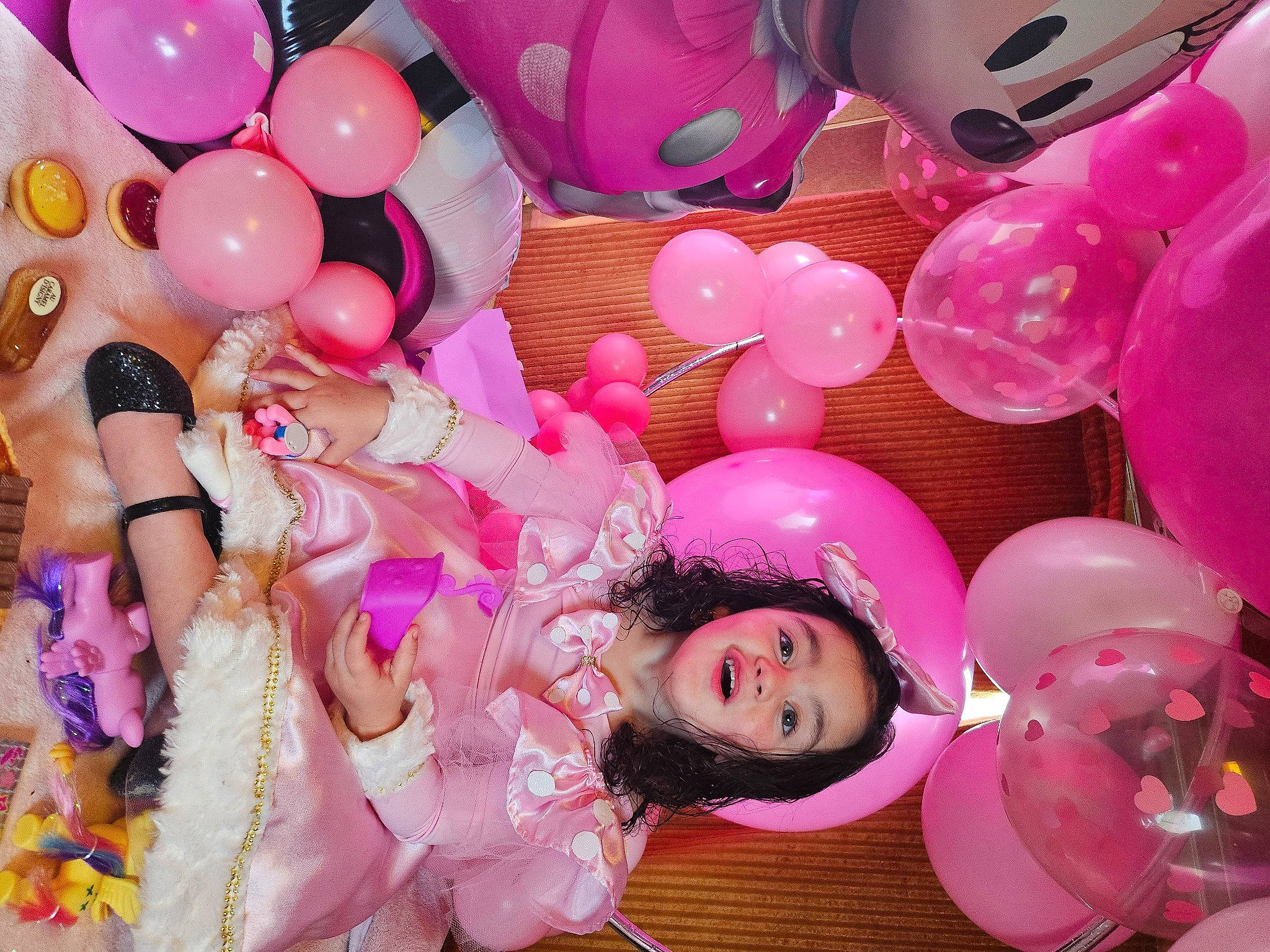 Esmee participe au concours pour gagner de l'argent avec cette photo : balloon, beauty, decoration, event, fashion_accessory, fun, happy, magenta, party, party_supply, pattern, peach, person, petal, photograph, pink, public_event, smile, sweetness, teddy_bear