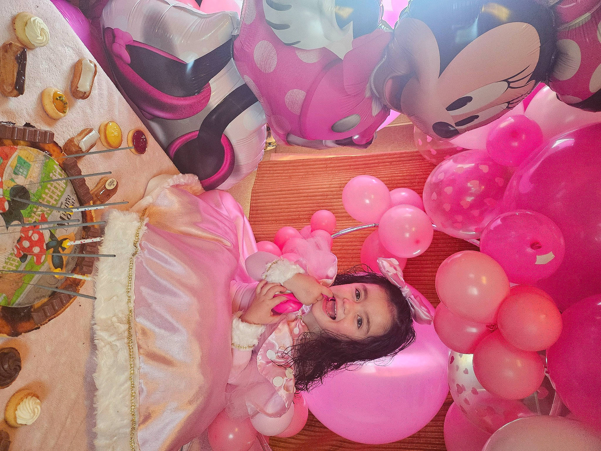 Esmee a rejoint le concours — aidez-le/la à gagner de superbes lots ! art, balloon, decoration, event, fun, happy, linens, magenta, party, party_supply, pattern, peach, person, petal, pink, plate, room, sweetness, tableware, textile