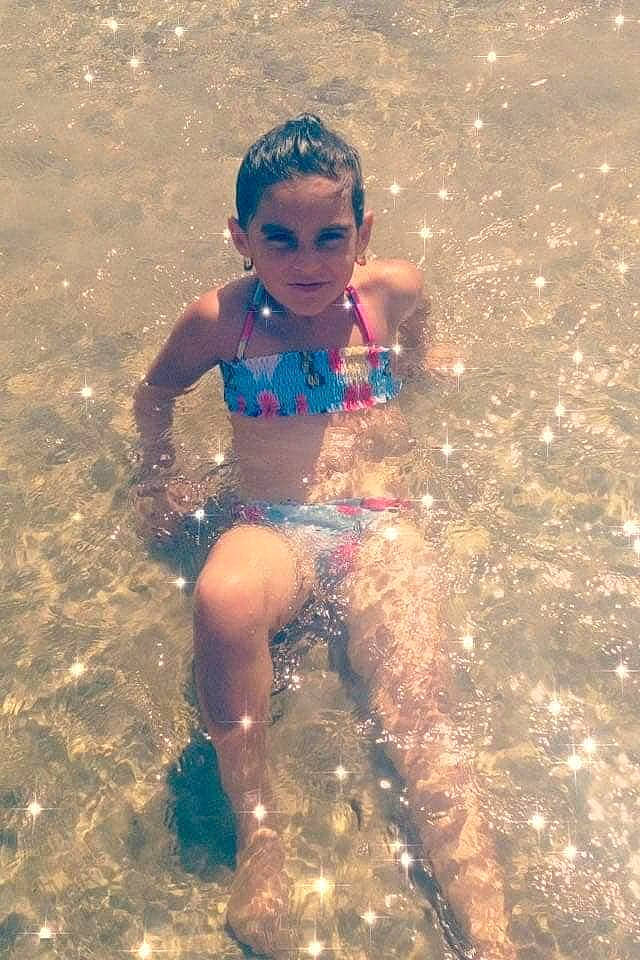 Chellby participe au concours pour gagner de l'argent avec cette photo : bathing, child, fun, person, play, recreation, smile, vacation, water