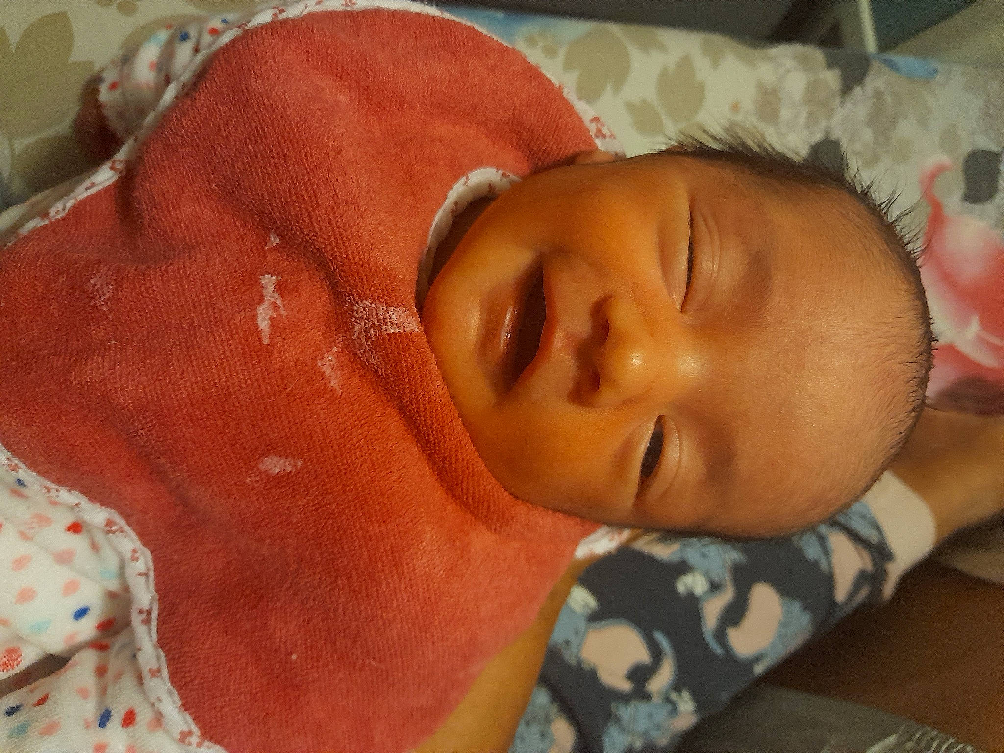 Esmée a rejoint le concours — aidez-le/la à gagner de superbes lots ! baby, cheek, chest, comfort, eye, eyebrow, face, forehead, head, headgear, linens, lip, mouth, neck, nose, orange, person, skin, sleeve, textile