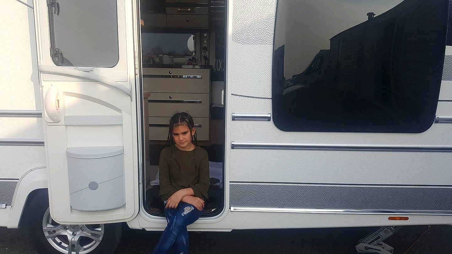 Shanice participe au concours pour gagner de l'argent avec cette photo : automotive_exterior, car, commercial_vehicle, mode_of_transport, person, rv, trailer, transport, travel_trailer, vehicle, vehicle_door