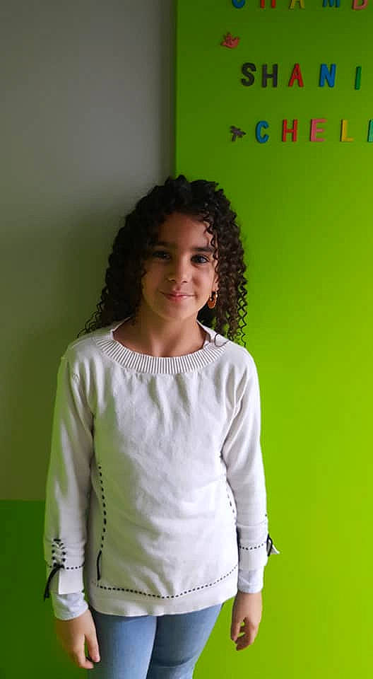 Shanice participe au concours pour gagner de l'argent avec cette photo : green, joy, neck, outerwear, pattern, person, photography, room, shoulder, sleeve, t_shirt, top, yellow