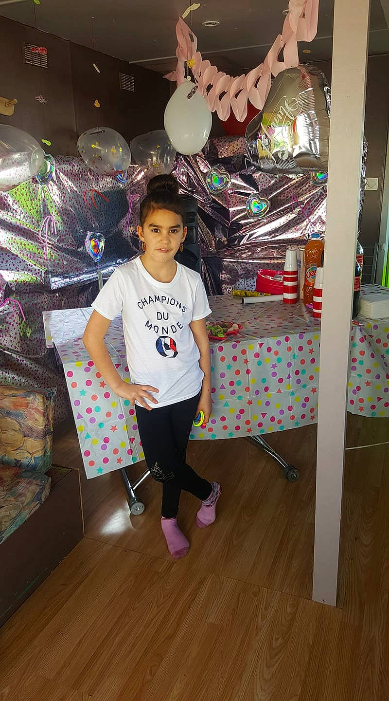 Shanice a rejoint le concours — aidez-le/la à gagner de superbes lots ! child, footwear, fun, leisure, person, shoe, snapshot, t_shirt, top, world