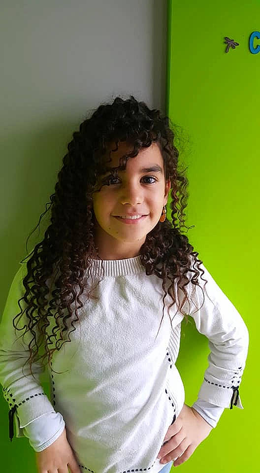 Shanice participe au concours pour gagner de l'argent avec cette photo : beauty, black_hair, brown_hair, forehead, green, hair, hairstyle, joy, lady, long_hair, person, photo_shoot, photography, portrait, smile