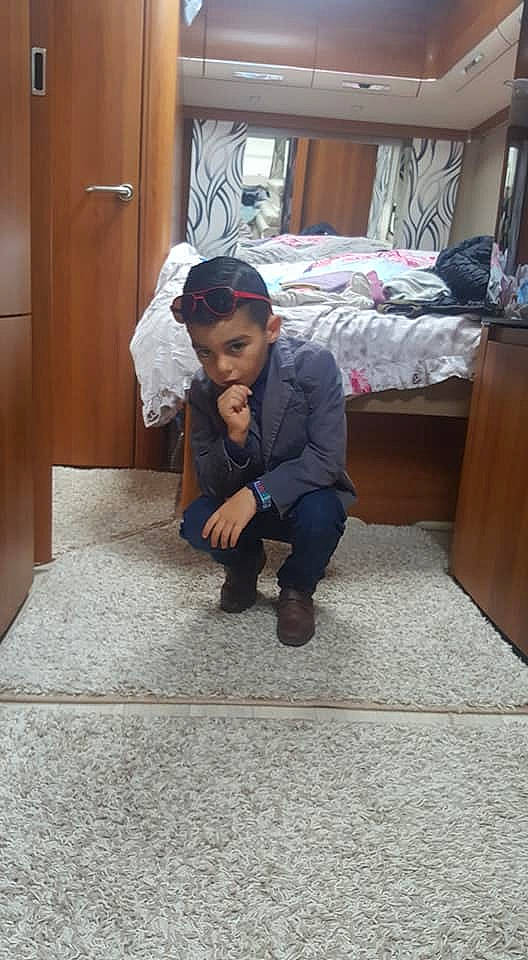 Messon participe au concours pour gagner de l'argent avec cette photo : child, floor, flooring, person, room, toddler