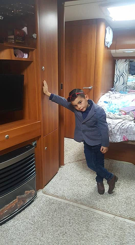 Messon a rejoint le concours — aidez-le/la à gagner de superbes lots ! furniture, leg, person, room