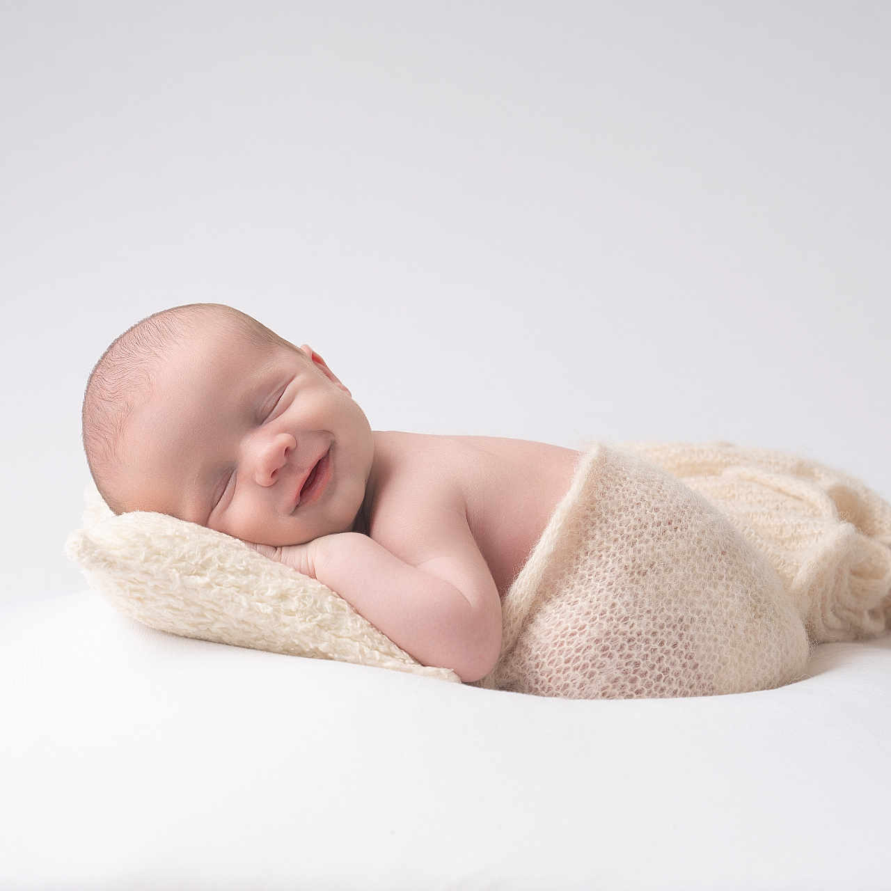 Léo a rejoint le concours — aidez-le/la à gagner de superbes lots ! baby, blanket, bodypart, bonnet, clothing, face, finger, hand, happy, hat, head, newborn, person, photography, portrait, sleeping, smile, towel