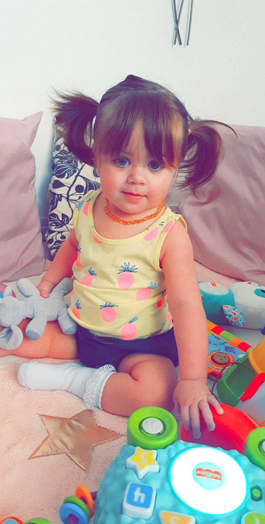 Ambre participe au concours pour gagner de l'argent avec cette photo : baby, baby_playing_with_toys, baby_toddler_clothing, cheek, child, eye, finger, fun, happy, iris, mouth, nose, person, pink, product, purple, skin, sleeve, smile, toddler