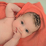 Anna participe au concours pour gagner de l'argent avec cette photo : baby, infant, towel, skin, hand, face, eyes, cute, child, newborn, fingers, expression, soft, lying_down, portrait, adorable, looking, closeup, head, naked