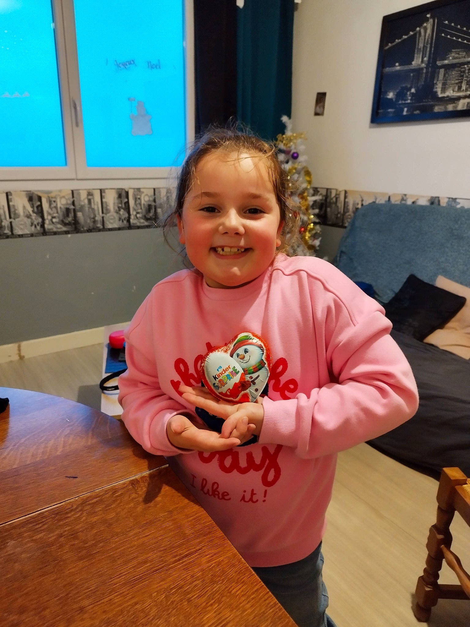 Lena a rejoint le concours — aidez-le/la à gagner de superbes lots ! baby_toddler_clothing, chair, child, desk, event, finger, flooring, fun, happy, joy, leisure, person, picture_frame, sitting, sleeve, smile, standing, t_shirt, table, thumb