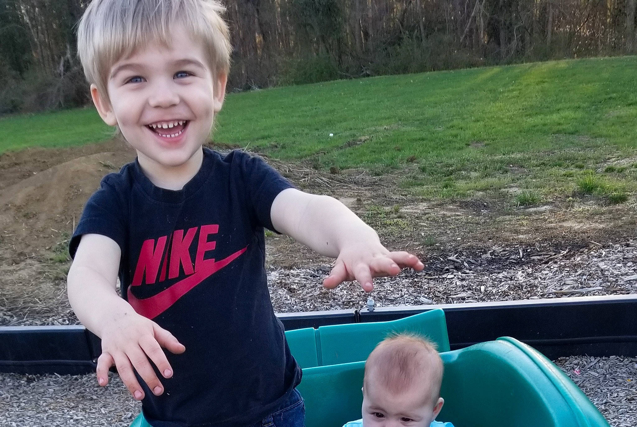 Gunnar is registered to the contest to win money with this photo: child, fun, garden, grass, grass_family, green, joy, lawn, leaf, person, play, recreation, sitting, smile, soil, summer, toddler, vacation, yard