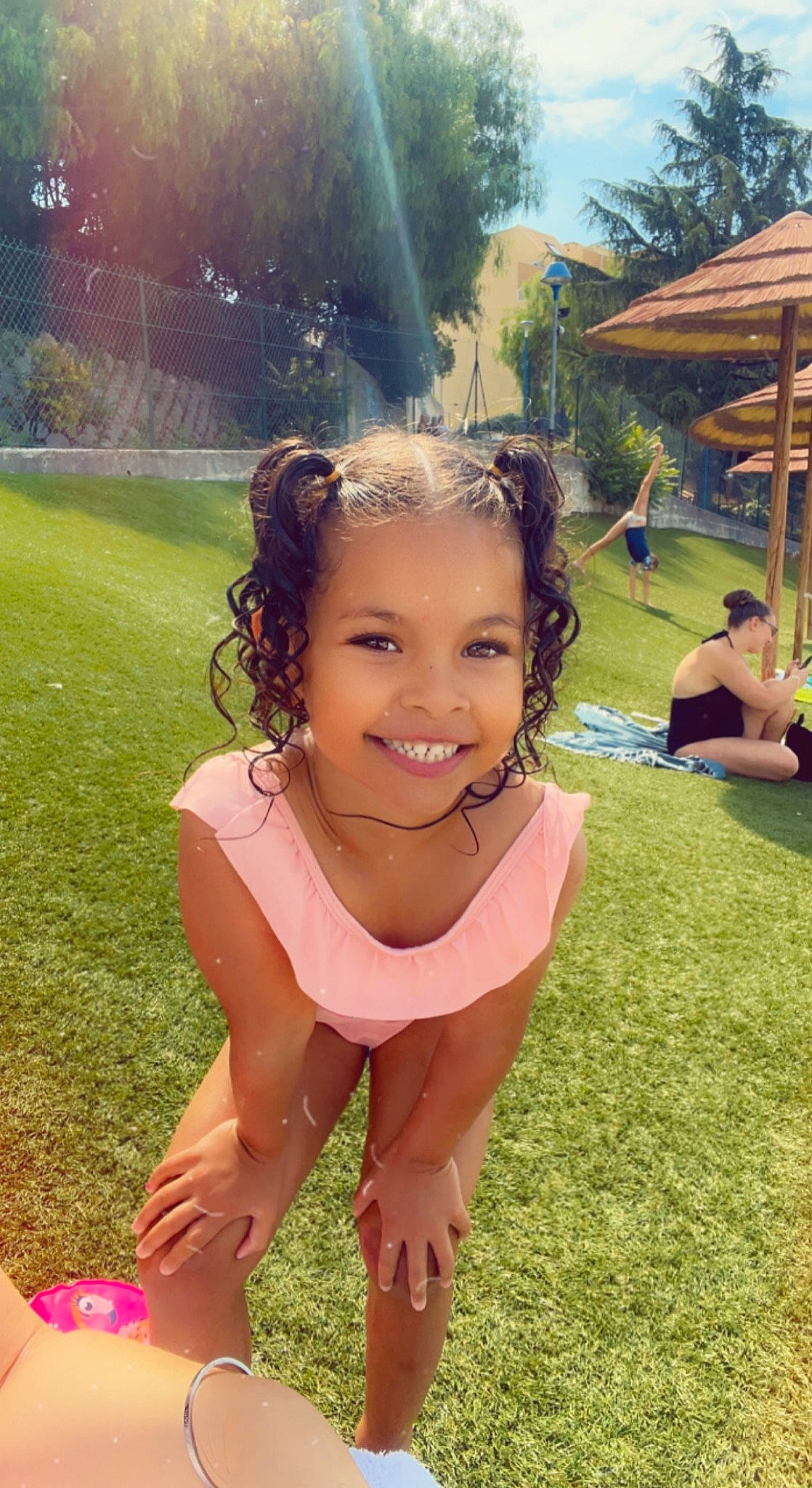 Tyanna a rejoint le concours — aidez-le/la à gagner de superbes lots ! event, eyewear, facial_expression, fun, grass, grassland, happy, joy, leisure, light, people, people_in_nature, person, plant, recreation, sitting, skin, smile, summer, toddler