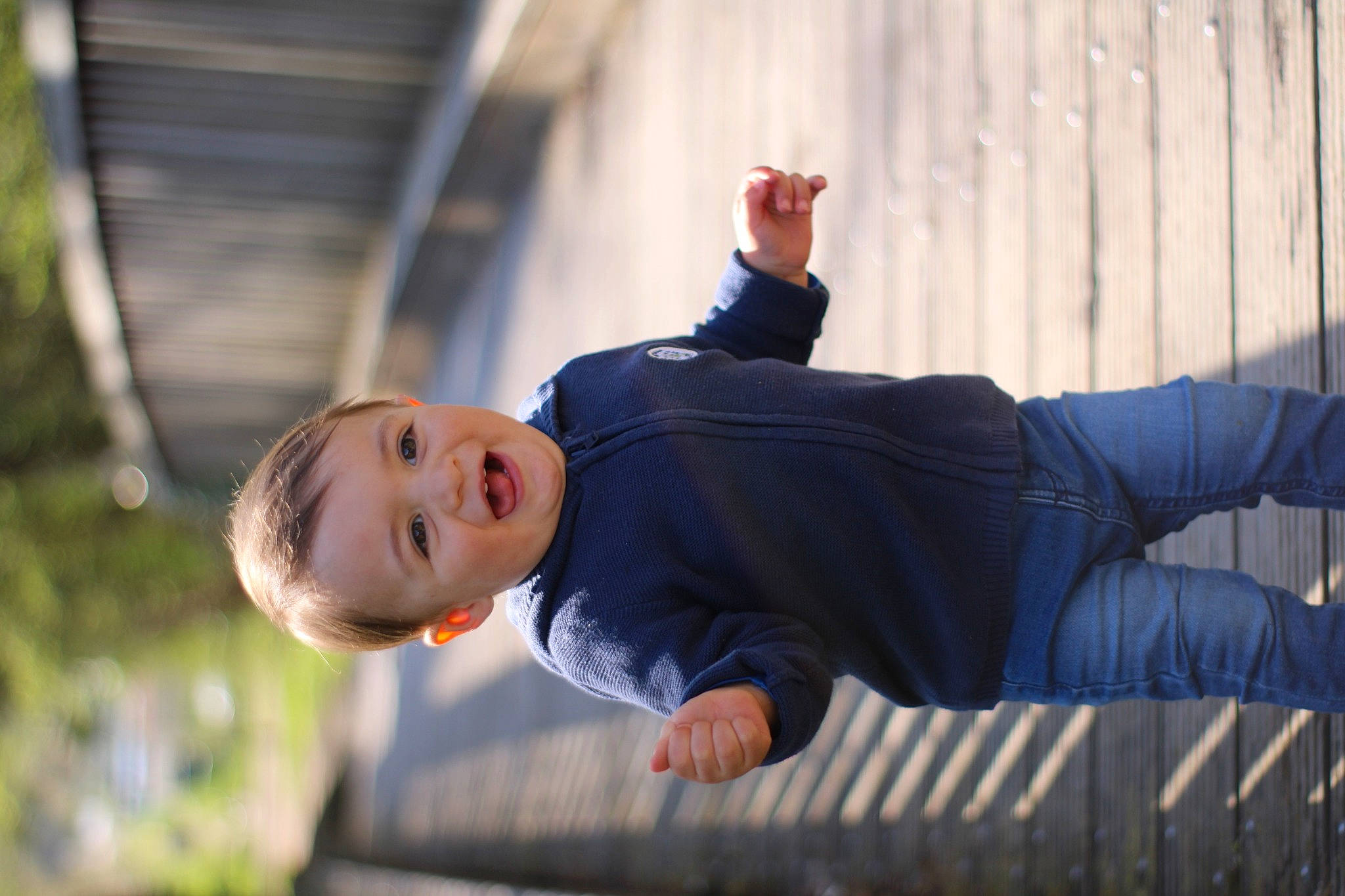 Junior a rejoint le concours — aidez-le/la à gagner de superbes lots ! baby, child, flash_photography, fun, grass, happy, human_leg, leisure, people_in_nature, person, plant, portrait_photography, recreation, sitting, t_shirt, toddler, tree, winter, wood