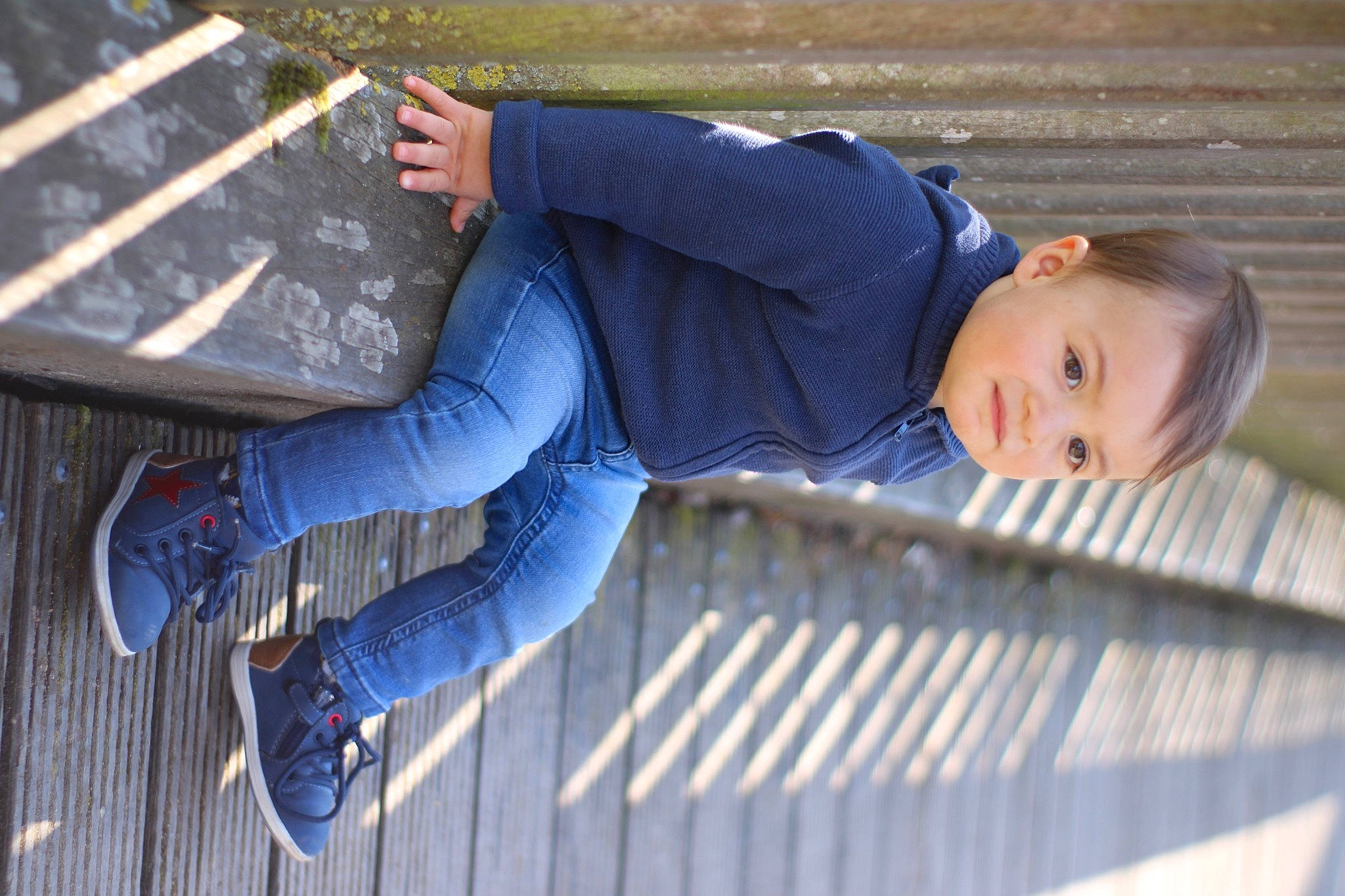Junior a rejoint le concours — aidez-le/la à gagner de superbes lots ! black, cool, denim, electric_blue, fun, grass, happy, human_leg, leisure, pattern, person, plant, recreation, rolling, sitting, sneakers, street_fashion, toddler, tree, winter