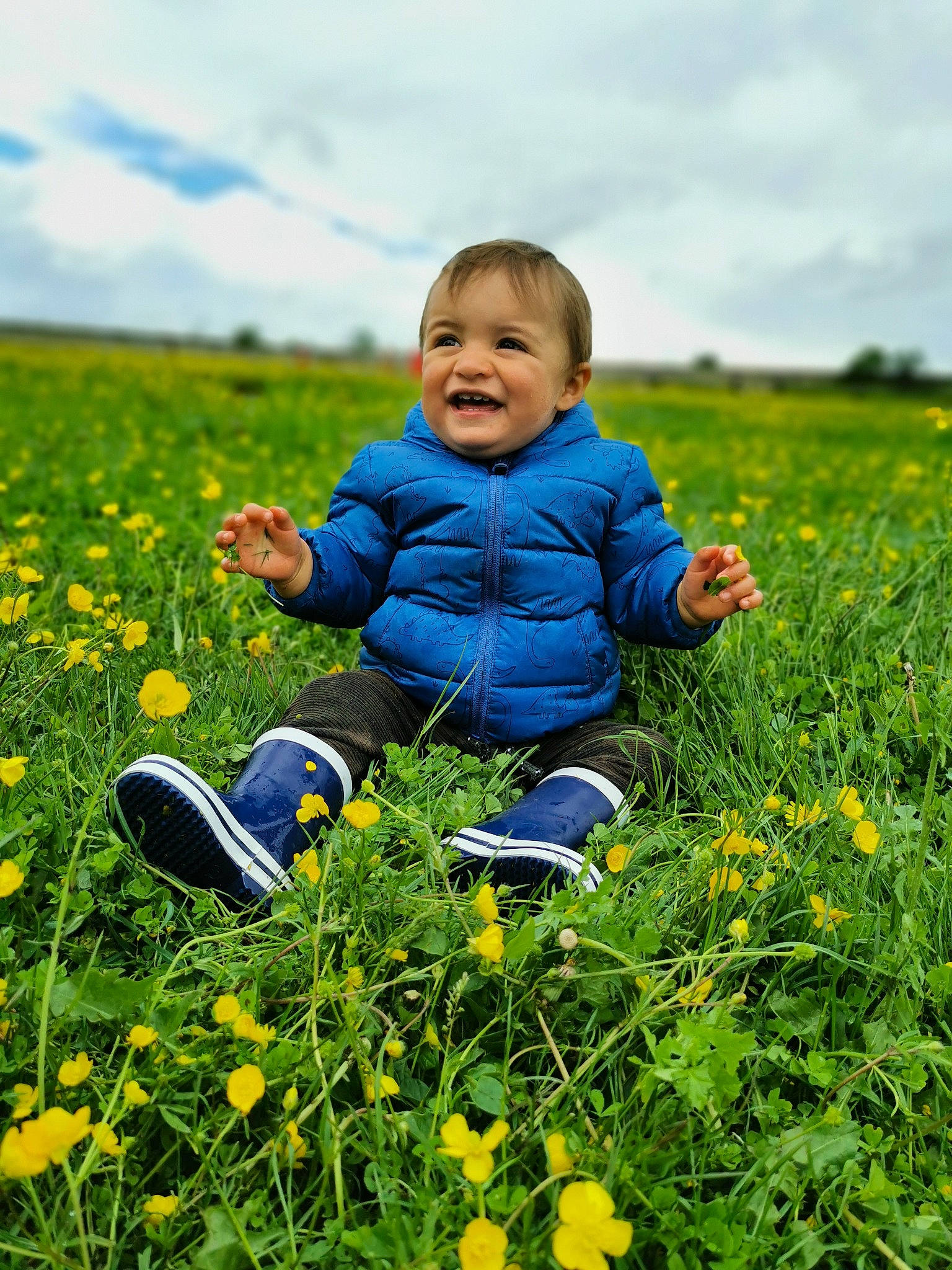 Junior a rejoint le concours — aidez-le/la à gagner de superbes lots ! baby_toddler_clothing, child, cloud, flower, grass, grassland, happy, jeans, landscape, leg, meadow, natural_landscape, people, people_in_nature, person, plant, sky, smile, sunlight, toddler