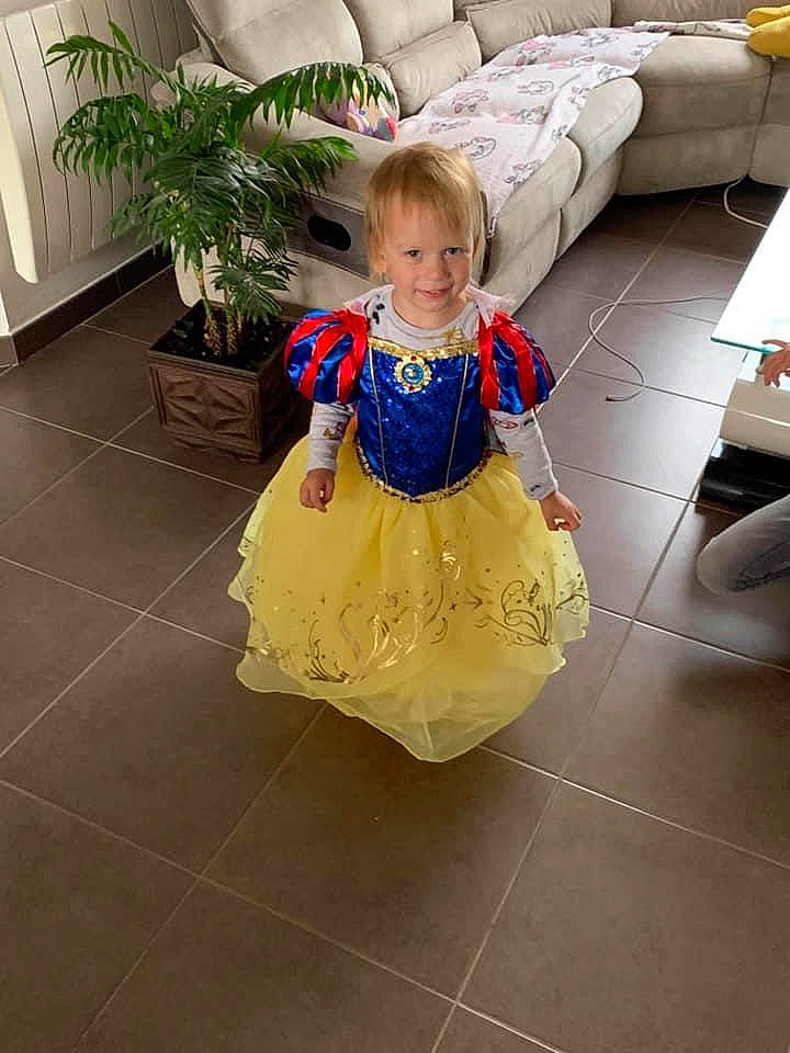 Amaya participe au concours pour gagner de l'argent avec cette photo : child, costume, dress, floor, flooring, joy, person, toddler