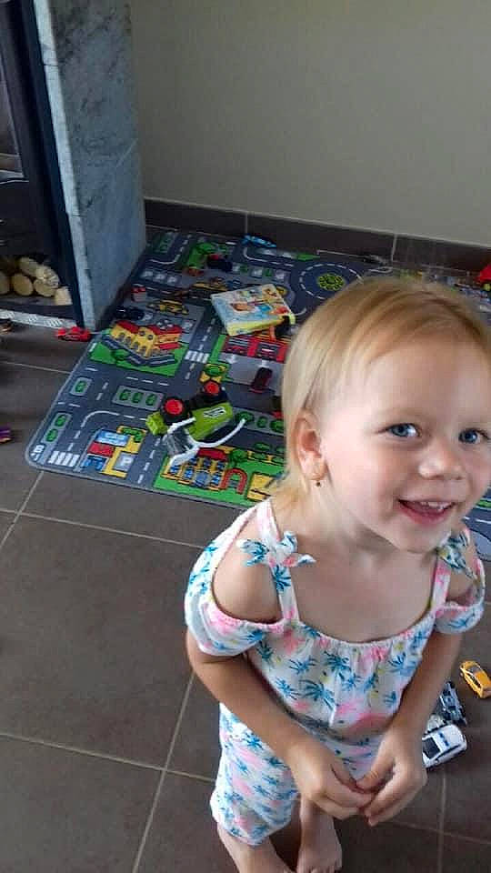 Amaya participe au concours pour gagner de l'argent avec cette photo : baby, cheek, child, ear, floor, flooring, fun, joy, person, play, skin, toddler