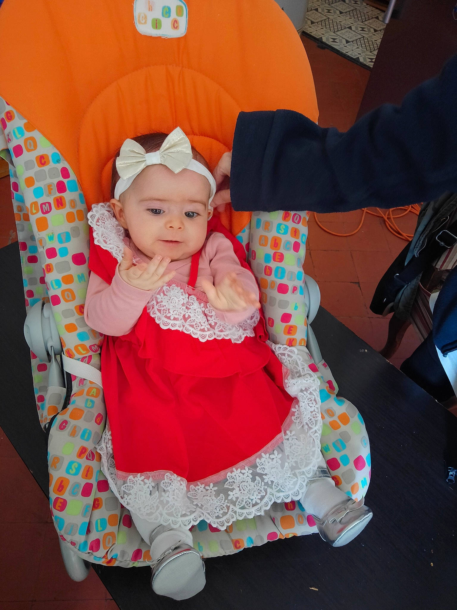 Lea a rejoint le concours — aidez-le/la à gagner de superbes lots ! baby_products, baby_toddler_clothing, chair, child, comfort, costume, costume_hat, event, fun, happy, headwear, lap, magenta, pattern, peach, person, pink, purple, sitting, sleeve