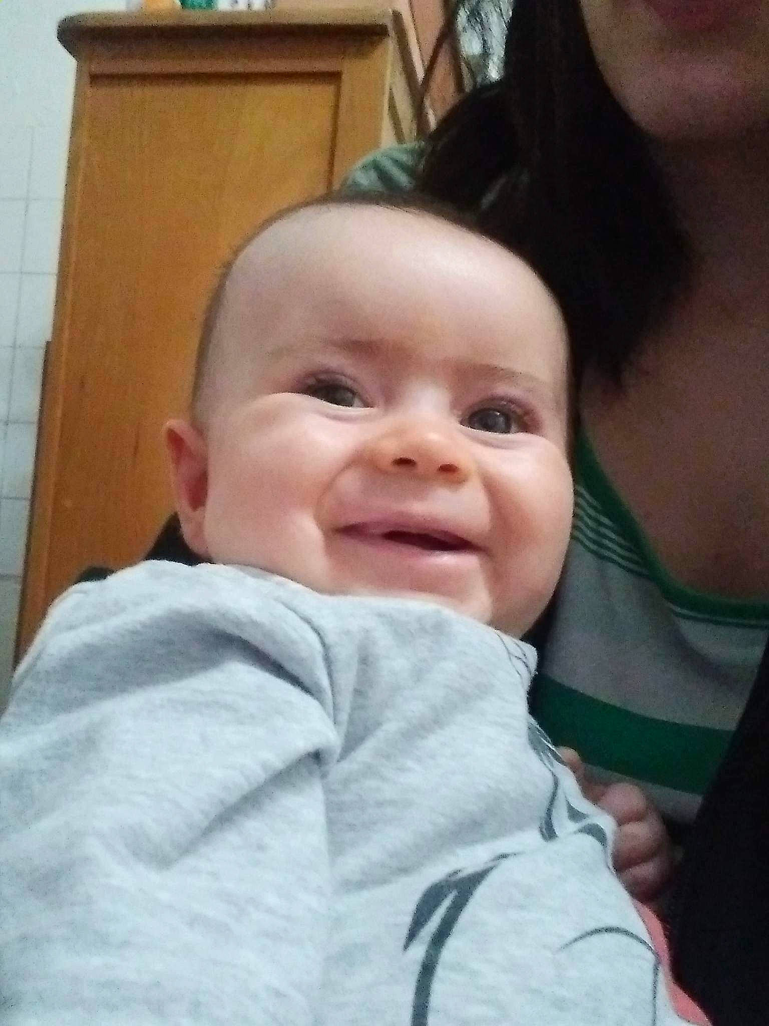 Lea a rejoint le concours — aidez-le/la à gagner de superbes lots ! baby, baby_toddler_clothing, cheek, child, comfort, ear, eyebrow, fun, gesture, happy, headwear, iris, joy, laugh, lip, mouth, nose, person, sitting, skin