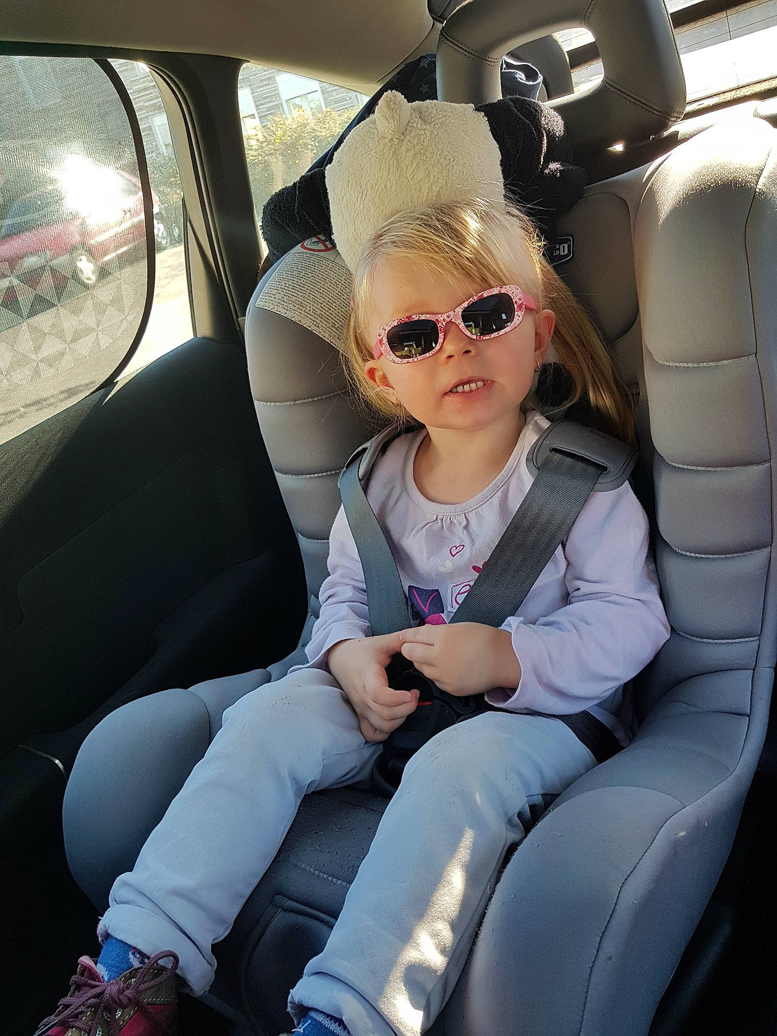 Lou-eva a rejoint le concours — aidez-le/la à gagner de superbes lots ! automotive_design, car, car_seat, car_seat_cover, child, city_car, cool, eyewear, family_car, fun, girl, glasses, luxury_vehicle, motor_vehicle, person, product, sitting, smile, sunglasses, vehicle