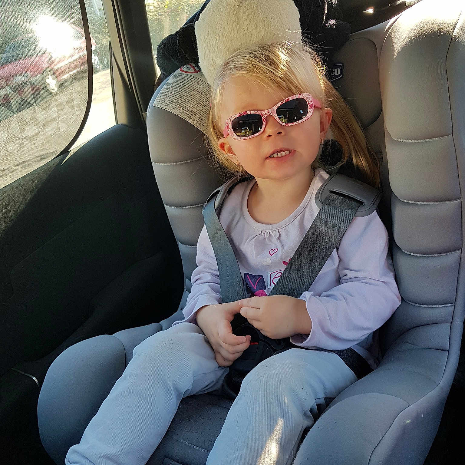 Lou-eva a rejoint le concours — aidez-le/la à gagner de superbes lots ! automotive_design, car, car_seat, car_seat_cover, child, city_car, cool, eyewear, family_car, fun, girl, glasses, luxury_vehicle, motor_vehicle, person, product, sitting, smile, sunglasses, vehicle