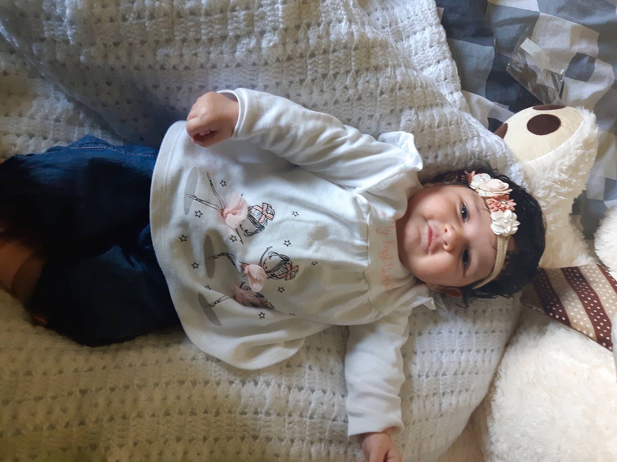 Keyla participe au concours pour gagner de l'argent avec cette photo : arm, baby, baby_toddler_clothing, bedding, bedtime, cheek, child, comfort, couch, flooring, fur, head, headwear, linens, person, room, sitting, skin, sleeve, textile