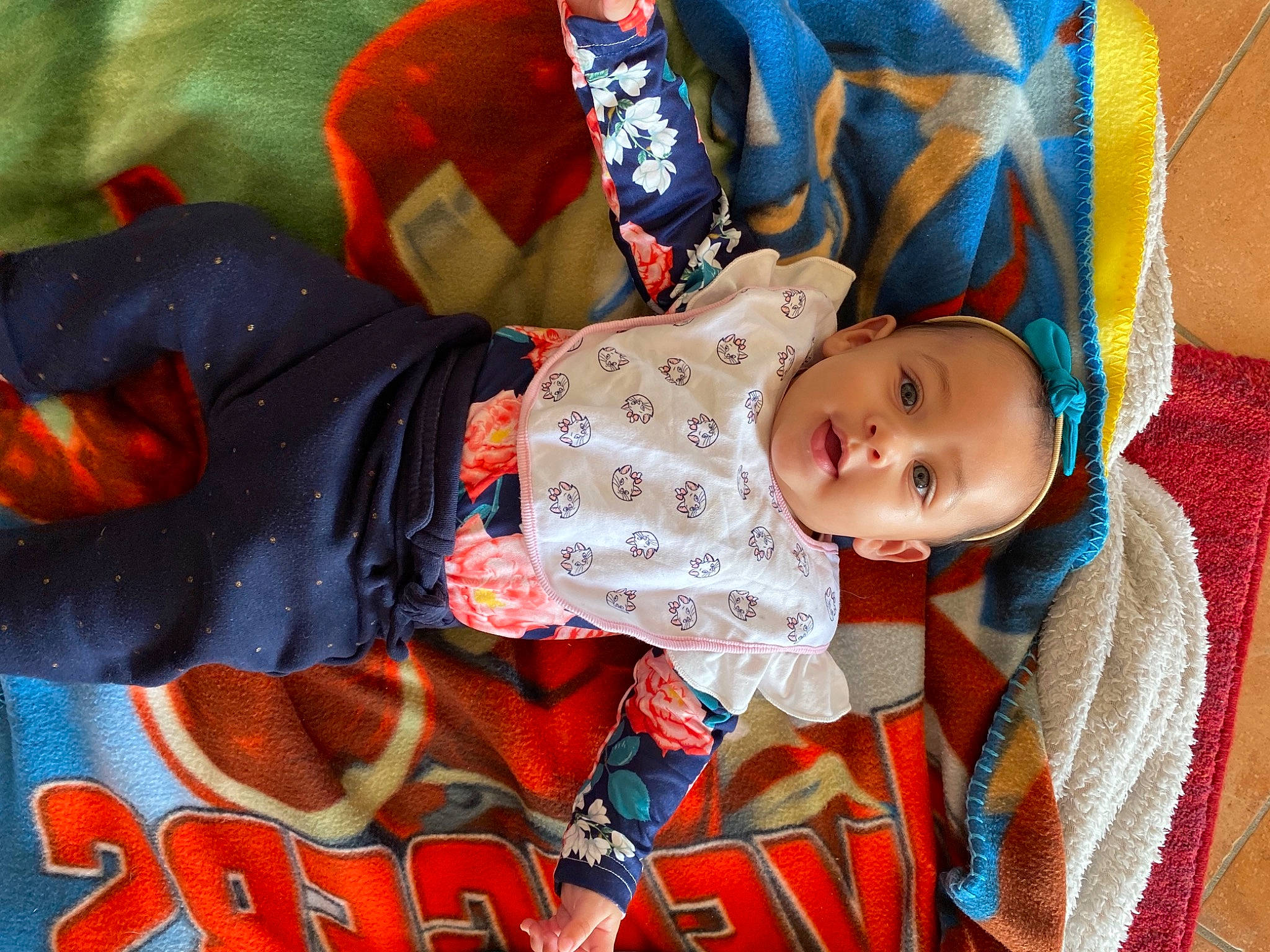 Sola participe au concours pour gagner de l'argent avec cette photo : baby, baby_products, baby_toddler_clothing, carmine, cheek, child, comfort, event, happy, human, human_body, linens, orange, pattern, people, person, room, sleeve, textile, toddler