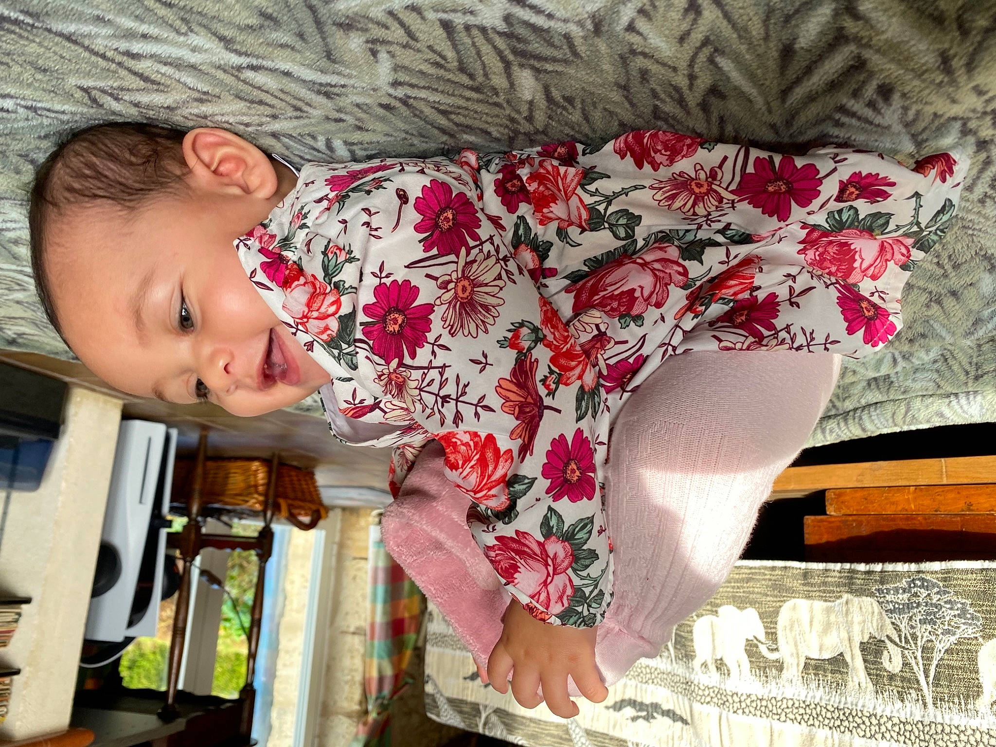 Sola participe au concours pour gagner de l'argent avec cette photo : child, cool, eye, hair, happy, human_leg, lip, magenta, pattern, person, room, sitting, skin, sleeve, smile, t_shirt, textile, thigh, toddler, waist