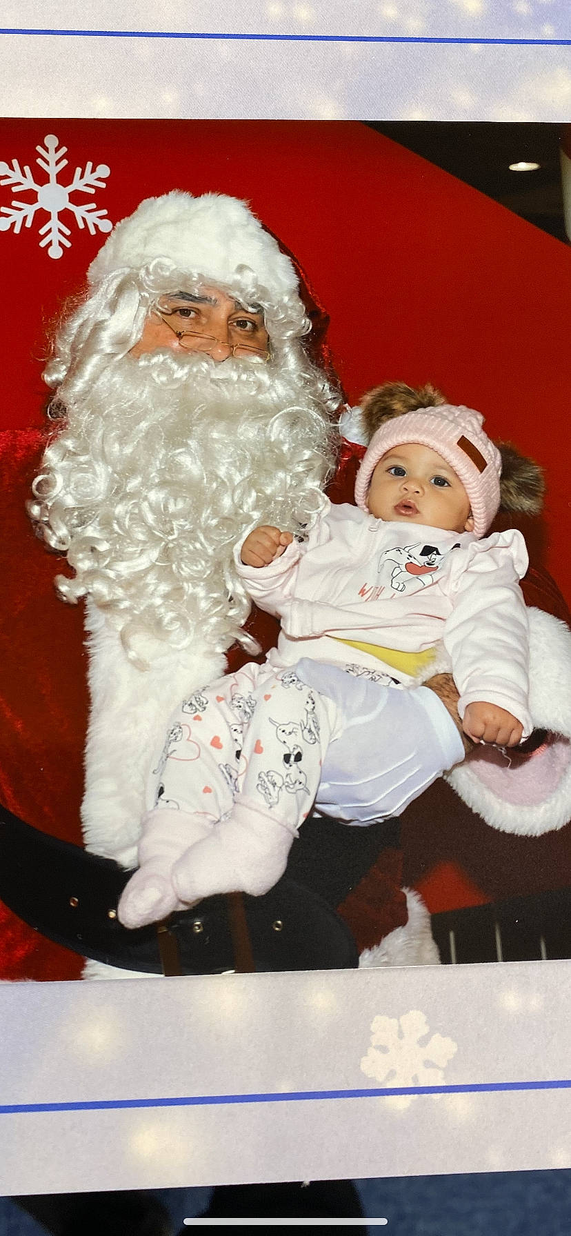 Sola participe au concours pour gagner de l'argent avec cette photo : art, baby, baby_toddler_clothing, beard, christmas, christmas_eve, event, face, facial_hair, fictional_character, fur, gesture, happy, hat, head, headwear, holiday, human_body, lap, person