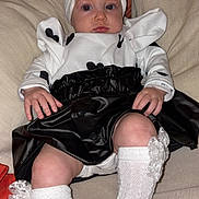 Yeliz participe au concours pour gagner de l'argent avec cette photo : baby, child, infant, headband, bow, white_socks, knitted_socks, black_skirt, white_top, couch, pillow, indoors, person, cute, fashion, seated, legs, hands, portrait, calm