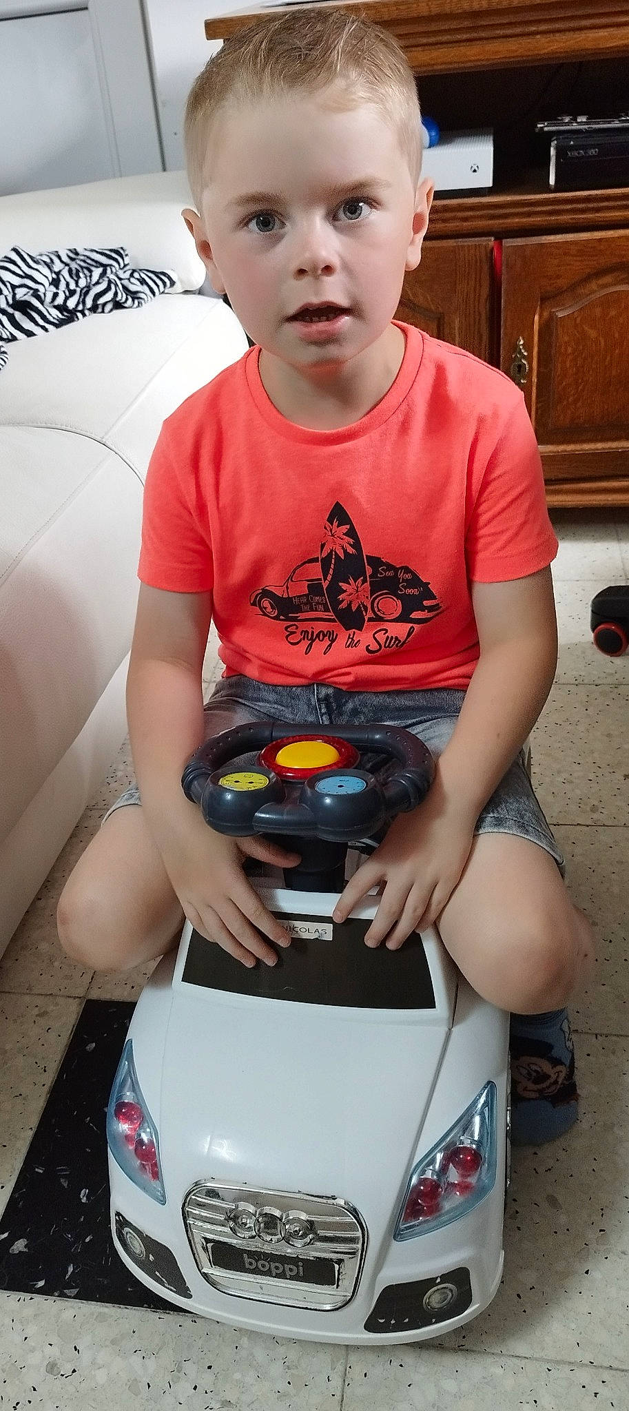 Nicolas participe au concours pour gagner de l'argent avec cette photo : audio_equipment, auto_part, automotive_design, automotive_lighting, automotive_wheel_system, bumper, carmine, cool, fun, gas, happy, head, motor_vehicle, person, photograph, sitting, snapshot, t_shirt, thigh, toddler