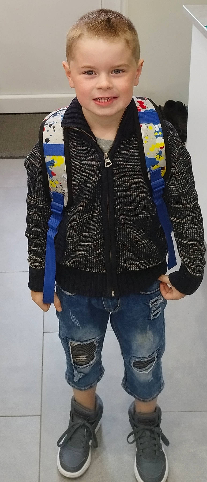 Nicolas participe au concours pour gagner de l'argent avec cette photo : blazer, collar, cool, denim, electric_blue, eyewear, face, fashion_accessory, fashion_design, joy, neck, outerwear, pattern, person, plaid, sleeve, smile, sportswear, white, winter