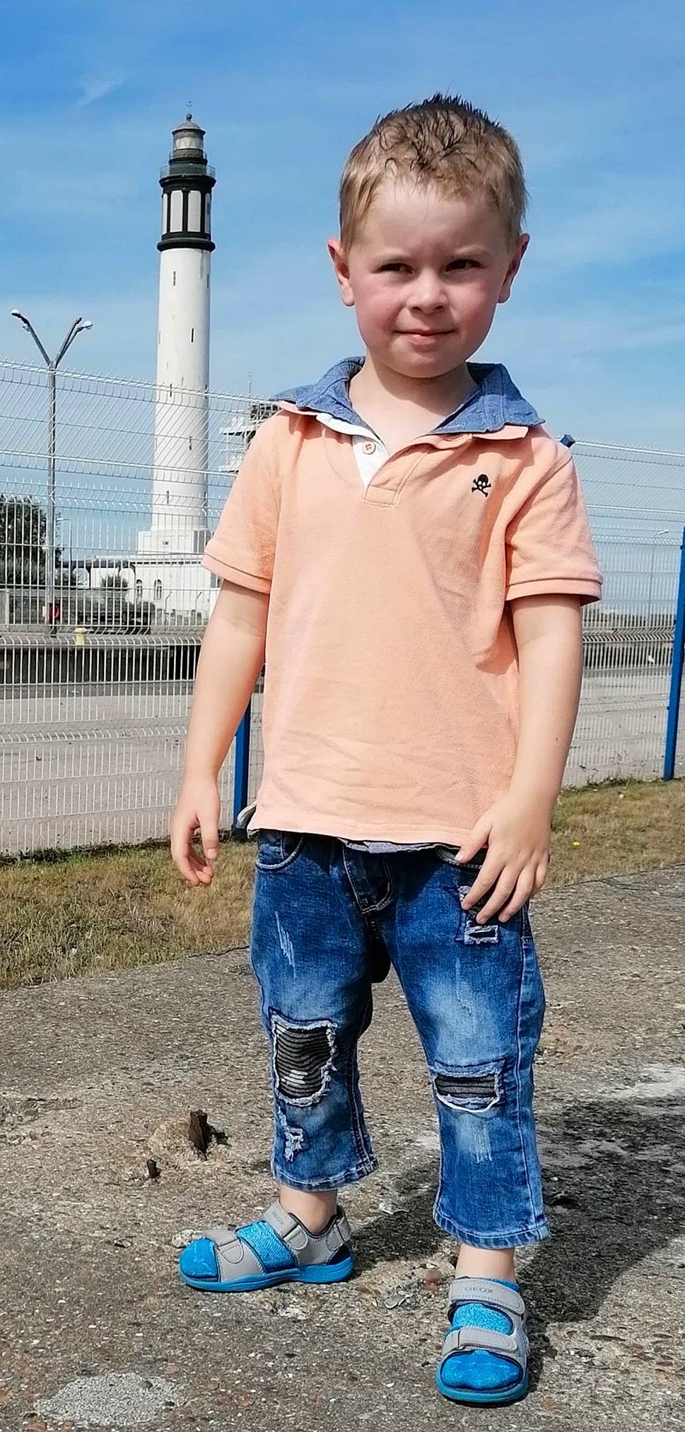 Nicolas a rejoint le concours — aidez-le/la à gagner de superbes lots ! blue, building, denim, electric_blue, eyewear, facial_expression, happy, jeans, joy, light, lighthouse, neck, person, photograph, sky, sleeve, t_shirt, toddler, tower, travel