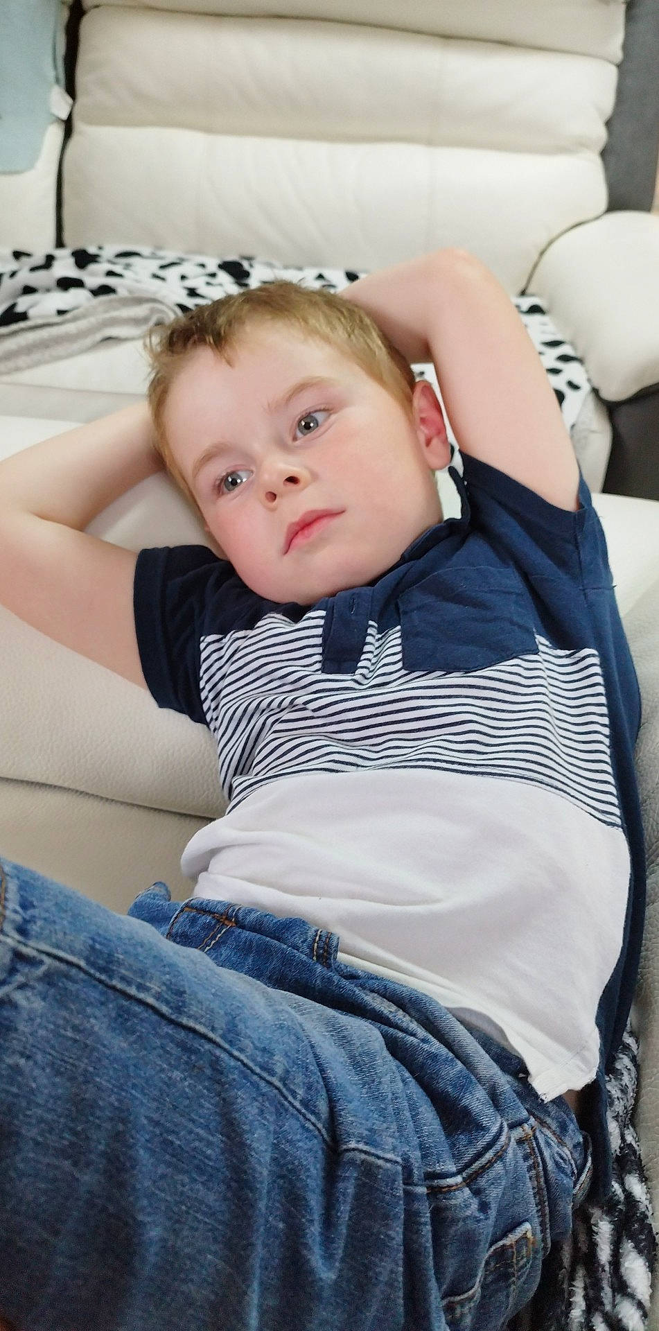 Nicolas a rejoint le concours — aidez-le/la à gagner de superbes lots ! baby, baby_toddler_clothing, cheek, child, comfort, denim, electric_blue, facial_expression, flash_photography, hairstyle, happy, pattern, person, shoulder, sitting, skin, sleeve, textile, thigh, toddler