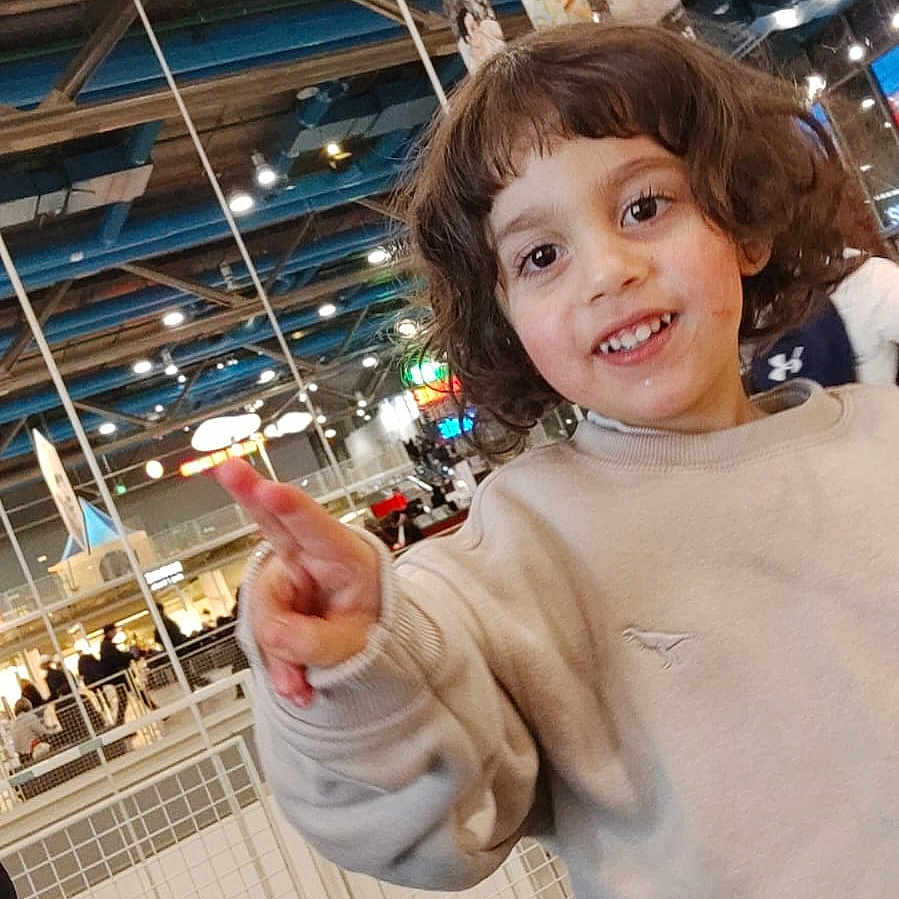 Noé participe au concours pour gagner de l'argent avec cette photo : architecture, bodypart, building, city, clothing, coat, face, finger, hand, head, jacket, lighting, outdoors, person, photography, portrait, road, shelter, street, urban