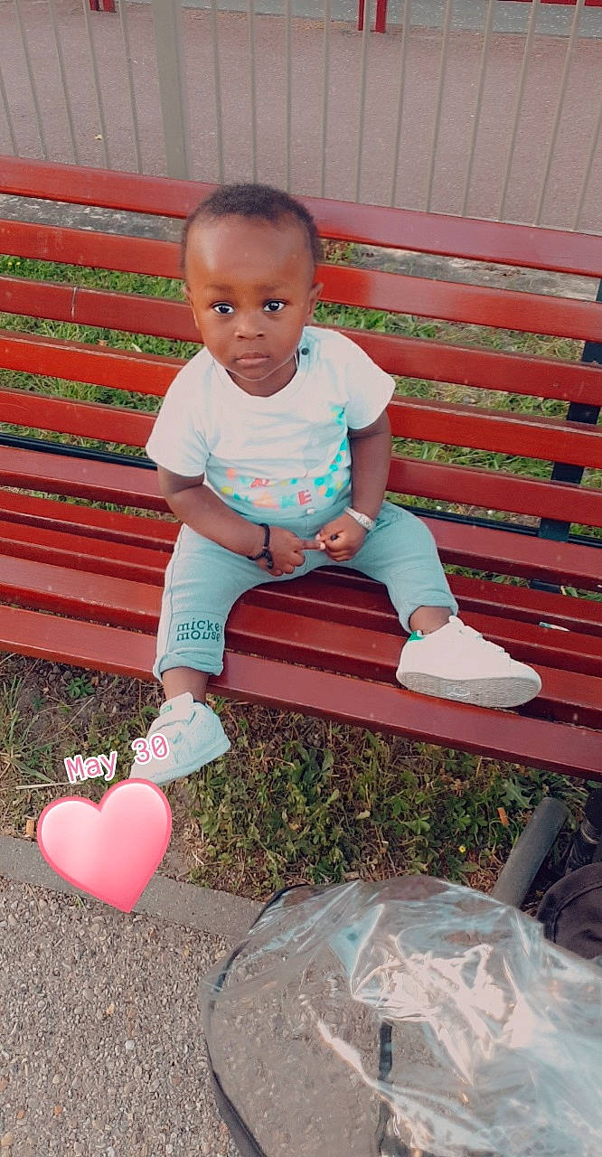 Omar participe au concours pour gagner de l'argent avec cette photo : baby, baby_toddler_clothing, child, footwear, person, pink, play, shoe, sitting, toddler