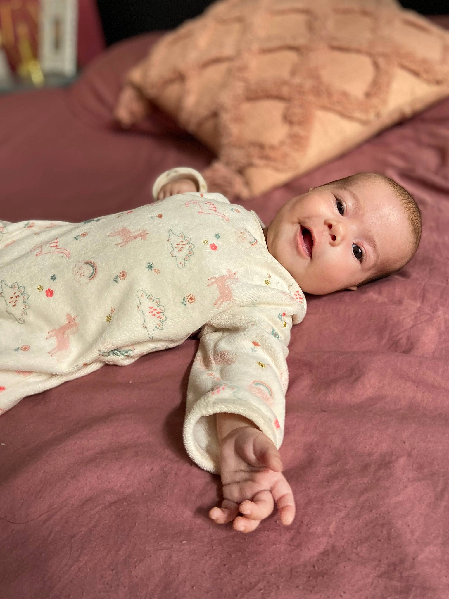 Abigaëlle participe au concours pour gagner de l'argent avec cette photo : baby, baby_toddler_clothing, bedding, cheek, child, comfort, eye, flooring, grass, happy, hardwood, head, linens, mammal, person, sitting, skin, sleeve, smile, toddler