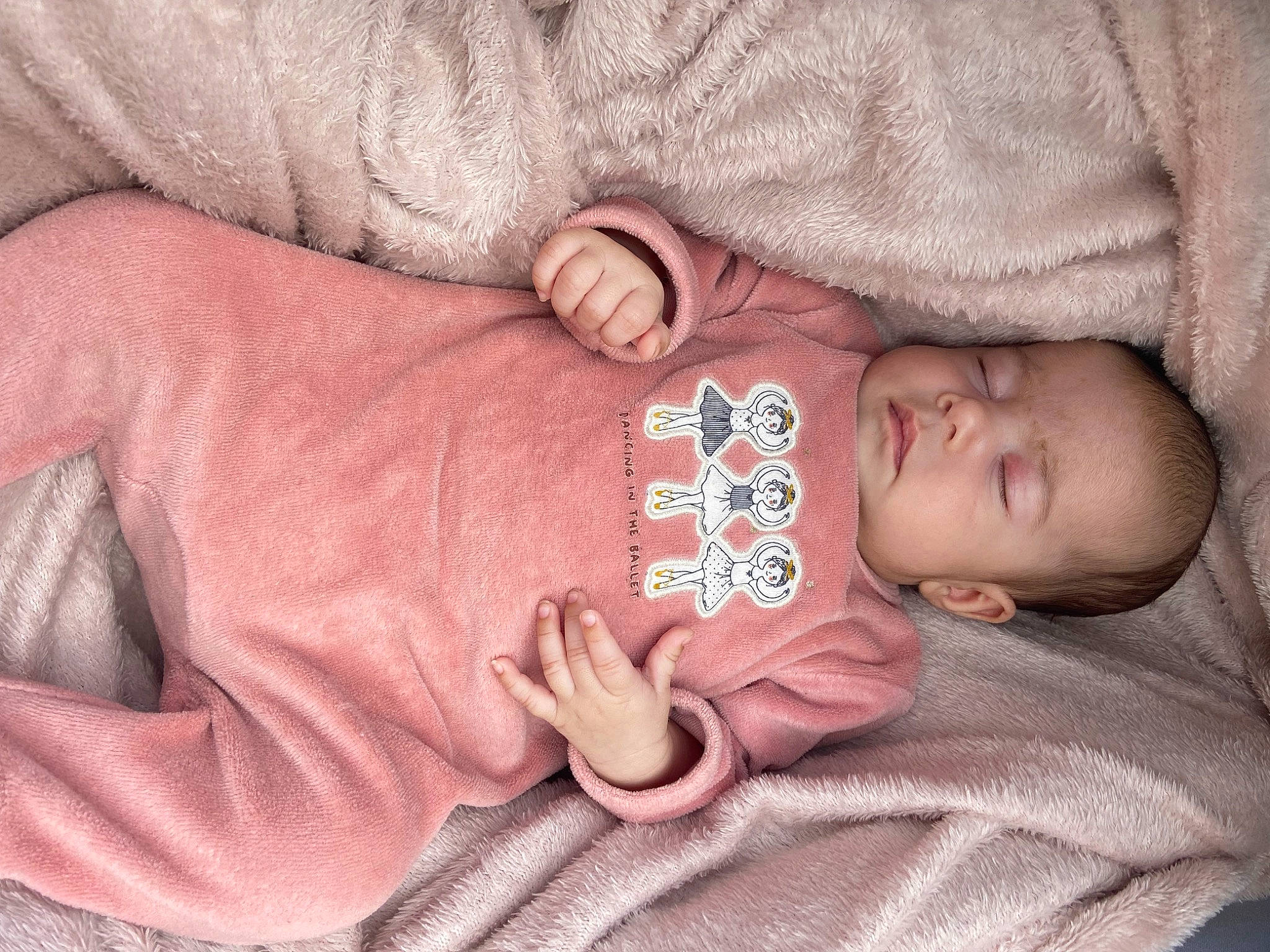 Abigaëlle a rejoint le concours — aidez-le/la à gagner de superbes lots ! arm, baby, baby_sleeping, baby_toddler_clothing, cheek, child, comfort, facial_expression, finger, gesture, hand, headgear, lip, mouth, nail, person, pink, skin, sleeve, textile